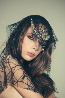 Boynuzları ve dikenler kadın ile siyah peçe fantezi yaratık giyer. Mistik Peri kuyruk karakter. Cadılar Bayramı fikirler kavramı. Dikenler bir kızla şeytan ejderha büyülü yaratık olarak. Fantezi tarzı ile kız makyaj