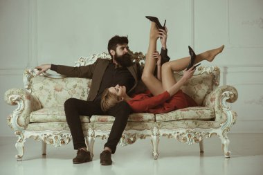 ön sevişme. Erkek ve kadın ön sevişme. Lüks koltuk ön sevişme ve aşk oyunları seksi çift çift ön sevişme