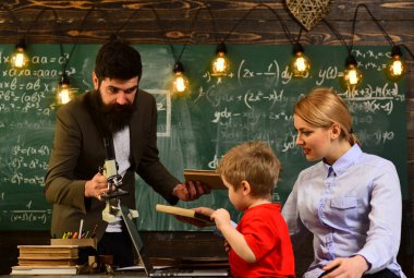 Öğretmen ya da öğretmen yardımcı olur okul öncesi çocuk, üniversite öğrencileri ile Kütüphane, kitap okuyan öğretmenler öğretmek, iyi öğretmenler öğrencilerin büyük soru sormak öğrencileri olarak farklı