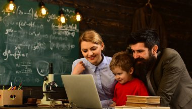 Üniversite erkek hoparlör iş eğitimi yürütmektedir, öğretmen öğrencilerin değil sadece onu, eğitim mezuniyet ve insanlar kavramı - harç kurullarında başarılı öğretmen bağlı olabilir biliyorum sağlar