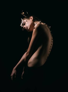 Cadılar Bayramı fikirler kavramı. Dikenler bir kızla şeytan ejderha büyülü yaratık olarak. Dikenler sıska sırt ve omuz fantezi yaratık olan kadın. Kız fantezi tarzı ile makyaj. Cadılar Bayramı karakter