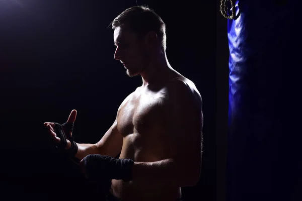 Conceito de campeão. O futuro campeão prepara-se para lutar. Campeão boxeador embrulhando as mãos para cima. Campeões são feitos no ringue — Fotografia de Stock