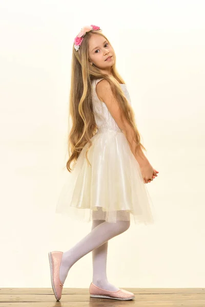 Miúdo. menina bonita em vestido branco. moda infantil. pequena criança com cabelo comprido. menina bonita — Fotografia de Stock