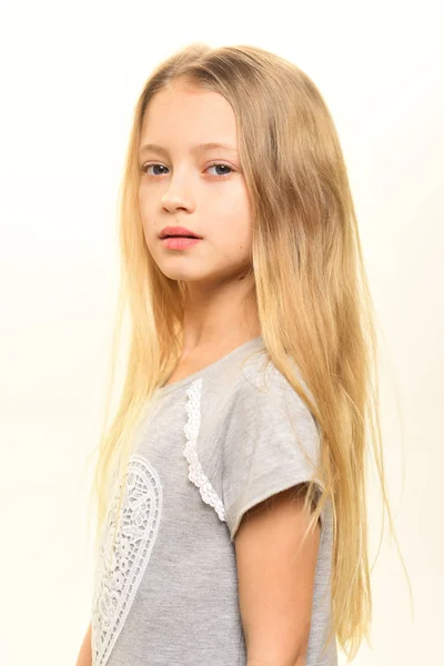 头发护理。头发护理和治疗。头发照顾的小女孩在美发师的白色隔离。头发护理和治疗。对她的风格感到自信. — 图库照片
