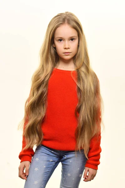 Cabelo ondulado. menina pequena com cabelo ondulado bonito. cabelo ondulado de criança bonita isolado em branco. cabelo ondulado elegante no cabeleireiro . — Fotografia de Stock