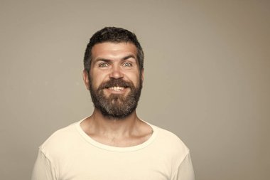 Uzun sakallı ve bıyıklı adam. Kuaför moda ve güzellik.