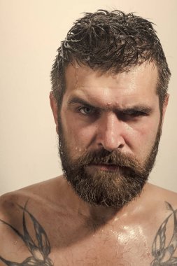 Uzun sakallı ve bıyıklı adam. Kuaför moda ve dövme güzelliği.