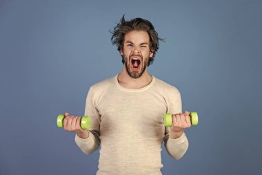 Sporcu, adam mavi zemin üzerine bağırarak. Adam egzersiz yaptıktan sonra uyan, fitness.