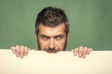 Adam ya da yeşil zemin üzerine sakallı adam.