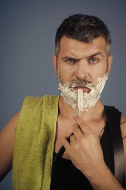 Berber ve Kuaför. Ciddi hipster berber, yeni teknoloji.