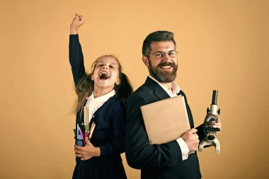 Sınıf ve alternatif eğitim kavramı. Çocuk ve baba mikroskop tutun