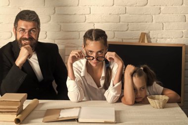 Çocuk ve onun öğretmenler yorgun, zor ve kendine güvenen yüzü olan