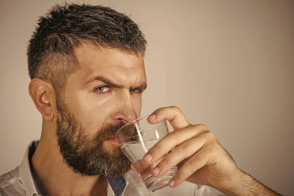 Akşamdan kalma ve susuzluk. Hipster temiz sağlıklı su, serinletici içecek.