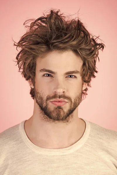 Sabah uyan, günlük hayatın. İç çamaşırı dağınık saçlı adam