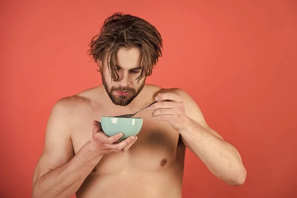 Hombre sexy con el cuerpo muscular comer cereales, atención médica . — Foto de Stock