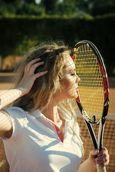 Spielerin mit Tennisschläger an sonnigem Tag — Stockfoto