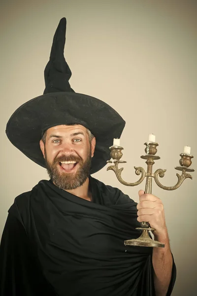 Halloween uomo con la faccia felice in cappello nero strega — Foto Stock