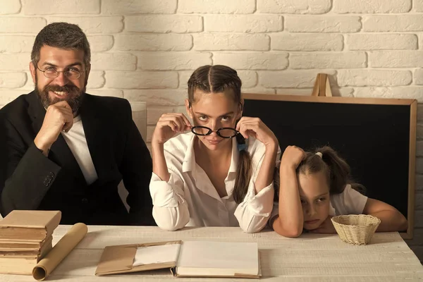 Çocuk ve onun öğretmenler yorgun, zor ve kendine güvenen yüzü olan