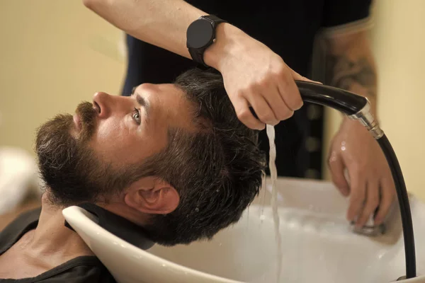 Чоловік миє довгу бороду і вуса. Мода і краса , — стокове фото