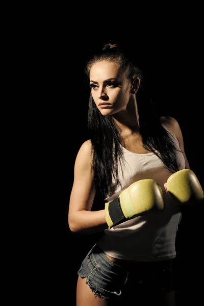 Sport en succes. Vrouw in bokshandschoenen en sportkleding. — Stockfoto