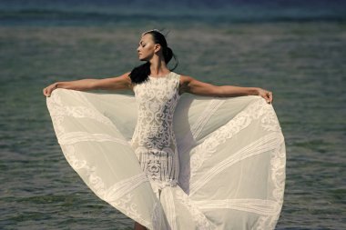 Deniz sahilde poz kadın. Moda ve güzellik.