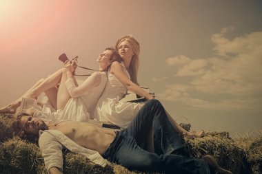 Mavi gökyüzü güneşli günde rahatlatıcı gör