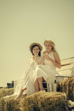 Şarap tadımı kavramı. Yaz tatili, tatil ve kutlama.