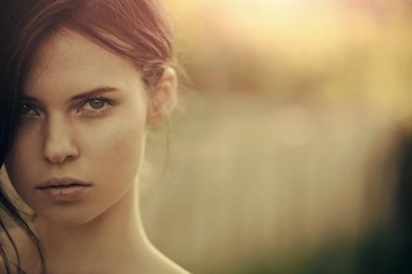 Yaz tatil kavramı. Çıplak omuz ile güneşli günde model