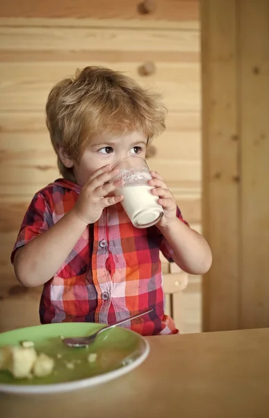 Gezonde voeding en vitamine. Kleine jongenskind eet banaan en drinken melk. — Stockfoto