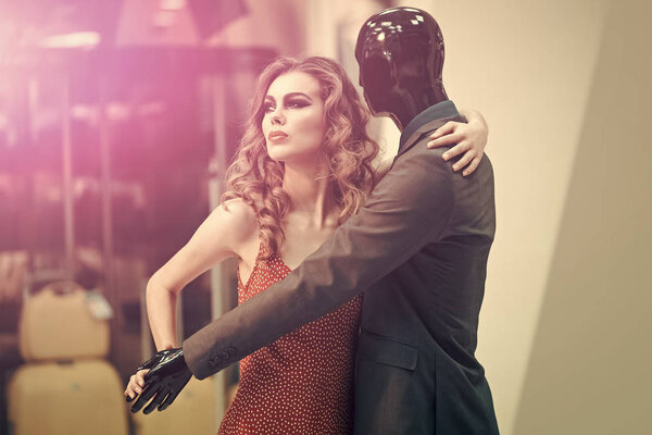 Женский и мужской манекен, одетый в модную современную одежду
