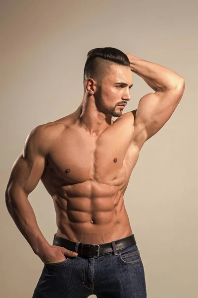 Bodybuilder athlétique homme sur fond gris. Régime alimentaire et fitness . — Photo