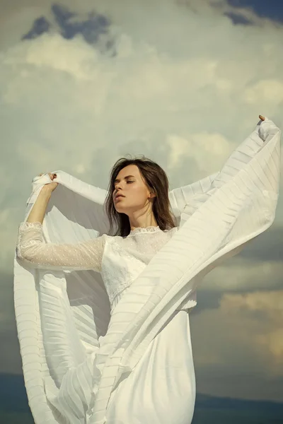Doğanın keyfini modeli. Güneşli beyaz elbiseli kız. — Stok fotoğraf