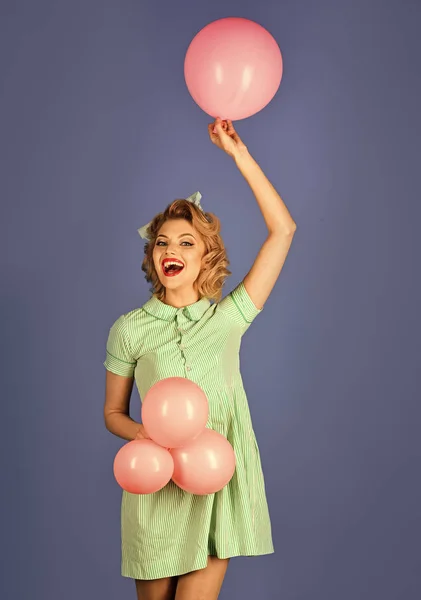 Afferra una donna in palloncini, compleanno. Donna retrò con palloncini partito, celebrazione . — Foto Stock