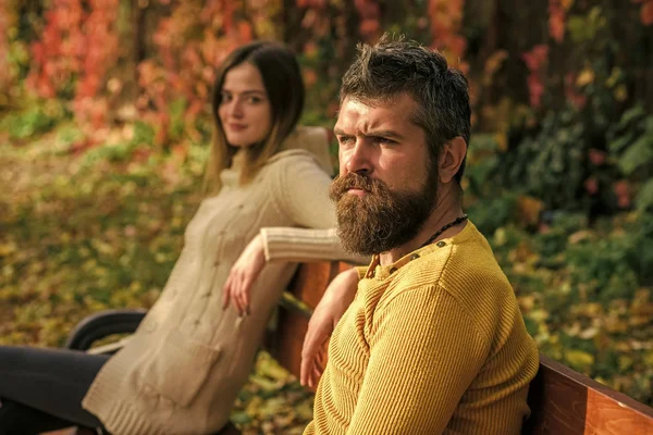 Estação da natureza e férias de outono. .. Outono feliz casal de menina e homem ao ar livre — Fotografia de Stock