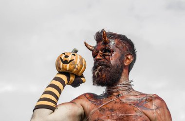 Cadılar Bayramı şeytan adam kabak içinde çizgili çorap holding