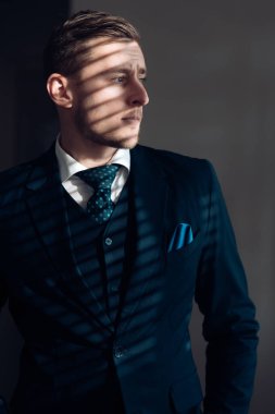 Stil kavramı. Şık tarzda giyinmiş genç adam. Resmi stil ve moda. Adam kendini tarzıdır