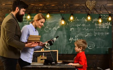 İyi öğretmenler arama yapan öğrenciler, sınıf çocuk öğrenme, eğitim ve okuma-yazma kavramı - lise öğretmeni sınıfta ders vermek mutlu okulda eğitim faaliyetleri,