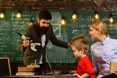 Üniversite seminer konferans takım işbirliği kavramı, üniversite seminer konferans takım işbirliği kavramı, mutlu bir çocuk öğrenme okulda sınıfta eğitim faaliyetleri,