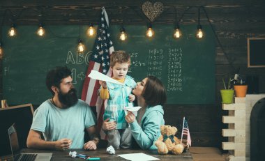 Hayal gücü kavramı. Kağıt uçak ve Aile, hayal gücü olan küçük çocuk. Sanat ders üzerinde hayal geliştirme. Hayal gücünüzü kullanın. Uçakla