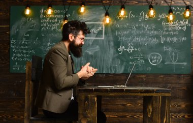 Dizüstü bilgisayarda işyerinde sınıf, öğretmen koyar işaretleri gönderir geri bildirimler e-posta ile dizüstü bilgisayar, onun öğrenci üniversitede Fen Bilgisi dersinde konuşurken dikkatli öğretmen yazarak iş öğretmen