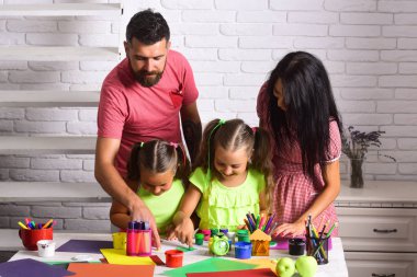 Çocuklar oynarken ve veliler ile öğrenme