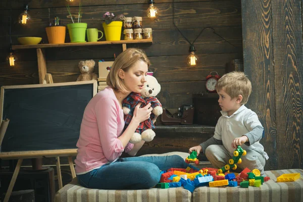 Concepto de educación temprana. Madre jugando con el niño, educación temprana. Educación en la primera infancia. Educación temprana y desarrollo infantil. Enseñar y cuidar — Foto de Stock