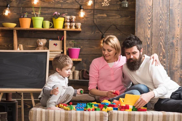 Concepto de educación en el hogar. Niño pequeño con familia en la educación en el hogar. Hijo con madre y padre juegan en la educación en casa. Educación en el hogar para niños — Foto de Stock