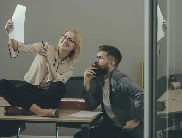 Femme sensuelle et homme barbu travaillent ensemble au bureau. Journée chargée au bureau. Femme d'affaires et homme d'affaires écrivent un plan d'affaires. Collaboration pour le succès. Concentré sur le travail — Photo