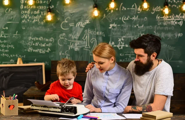 Universitet manliga talare bedriver utbildning, Modern lärare hipster skriva på stora tavlan med math formula Student som studerar onlinekurser med dator, — Stockfoto