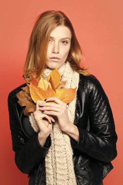 kadın deri ceket ve eşarp sonbahar yaprakları ile