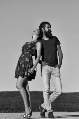 Çift mavi gökyüzü üzerinde poz