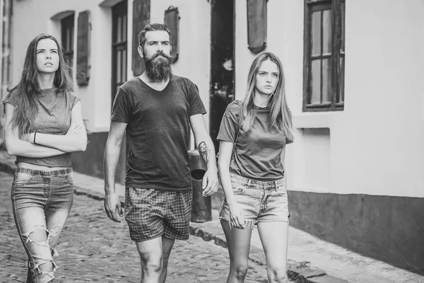 Şehir sokak, tatile arkadaş yürüyüş