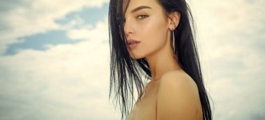 Genç yüz cildi, çıplak omuz, güzellik ile şehvetli kadın