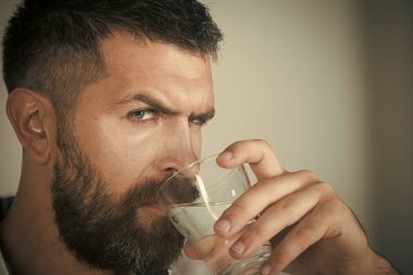 ciddi bir yüz içecek su cam sakallı